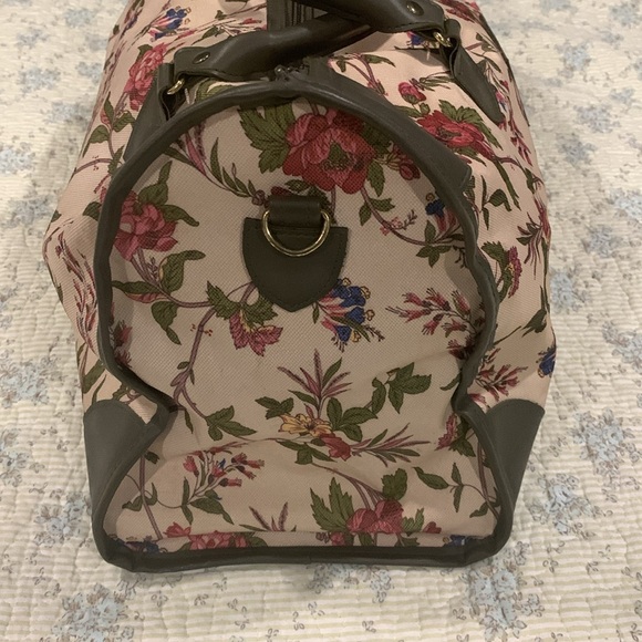 Laura Ashley Overnight Bag No 1 Floral matching Handles A Gorgeous must have Bag - Picture 7 of 11